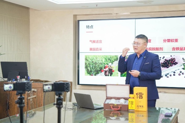 馋吃馋有品牌开展助农直播现场。企业供图